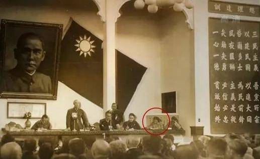 他在国民党的高层决策会议上,讲到一些绝密问题,突然示意:"下面的话不