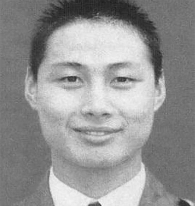 原创英雄吴海军为保护200位乘客用身躯拦截违规轿车牺牲时20岁