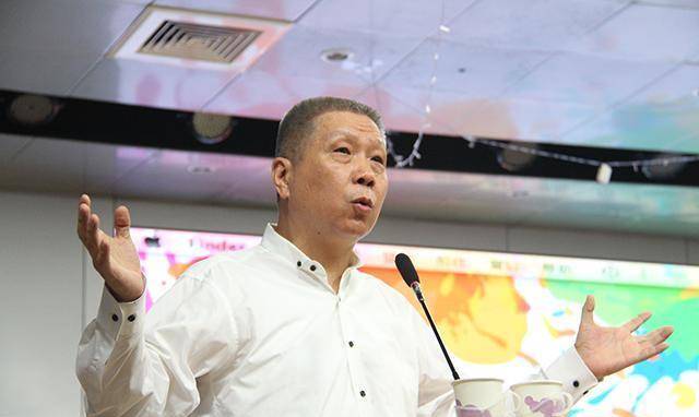 马未都是中国第一个建立私人博物馆的人,他收藏的古董数不胜数.