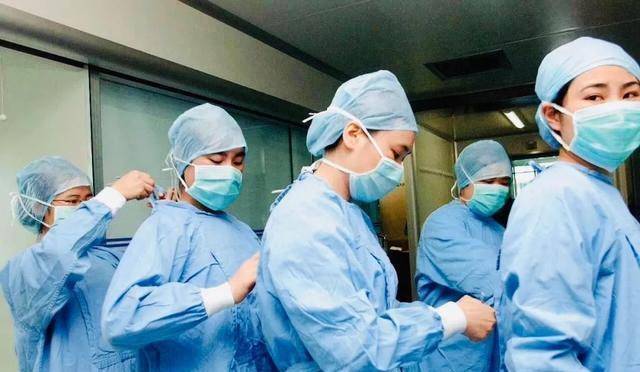 医生夫妻病房相遇,却只能互抱以报平安,感恩这些在前线的英雄_武汉