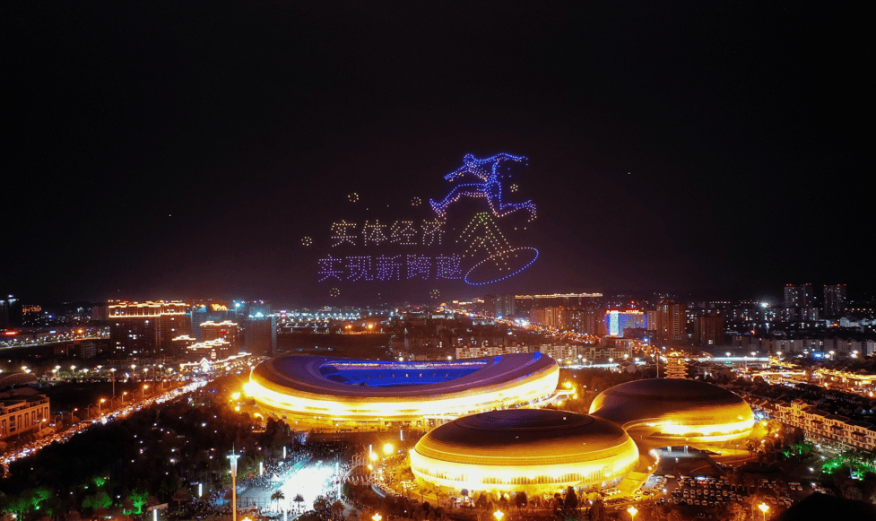 云南曲靖上千架无人机灯光秀点亮城市夜空