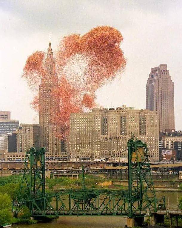 这些气球上升到一定高度后,在大气压的作用下,气球就会爆炸,这场活动