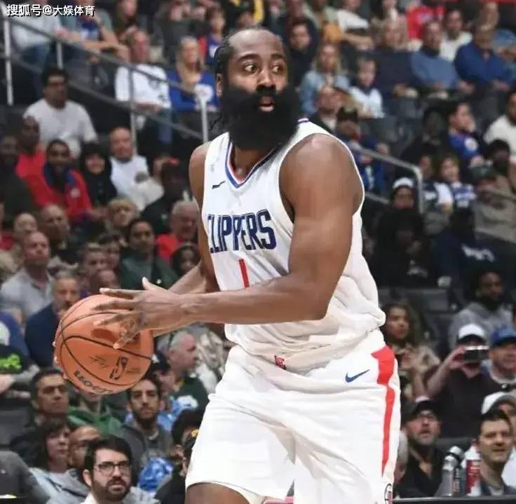 即使在面对身材高大的防守球员时,哈登也能够通过调整自己的投篮姿势