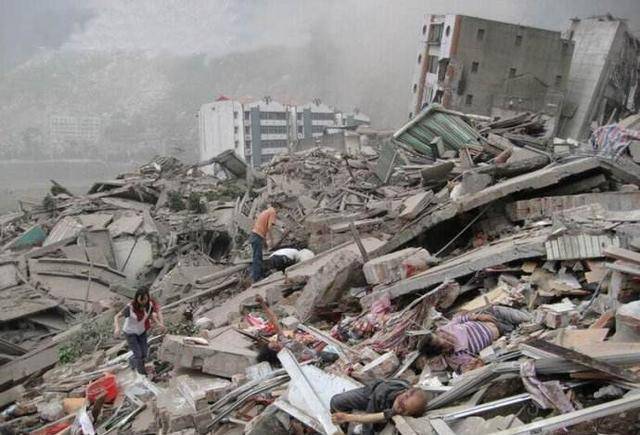 512汶川大地震时,妻子救丈夫丢了双腿,丈夫的做法令人痛心