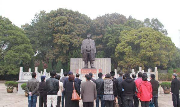 又过了很久,白发老人终于轻声开口说话"方大哥,我是黄维啊!