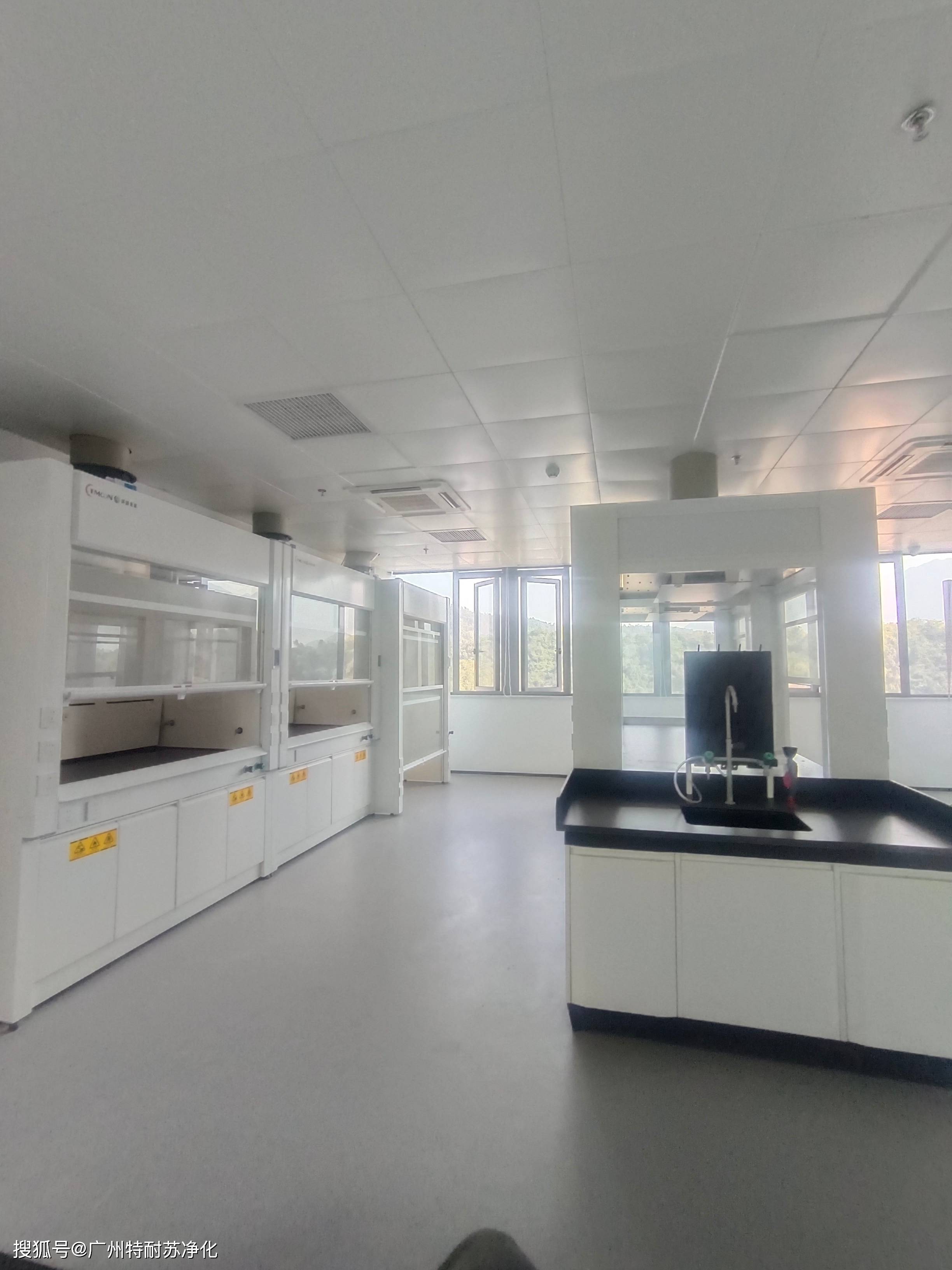 在现代化实验室设备中有通风柜,中央实验台,边台,药品柜,器皿柜,气瓶