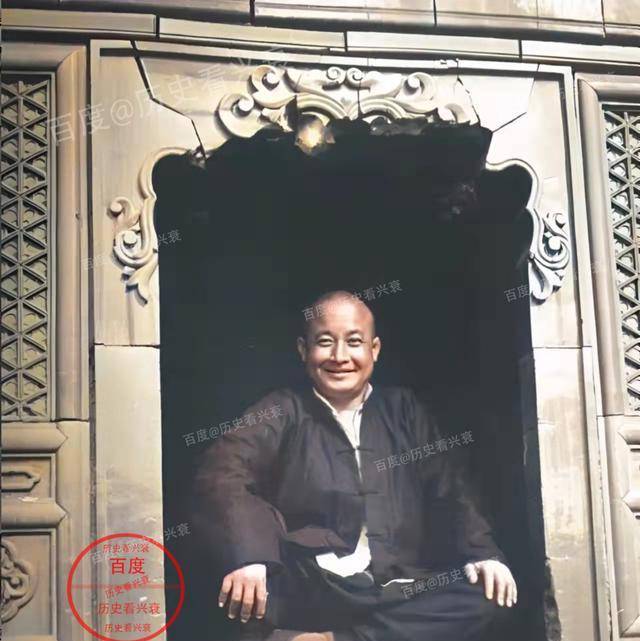 坐在寺庙门口的这个男子叫晏森,如果清朝没有灭亡的话,他在清朝皇是