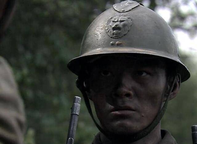 而在团剧当中,除了龙文章经常顶着的德式盔之外,还有大量的英式头盔