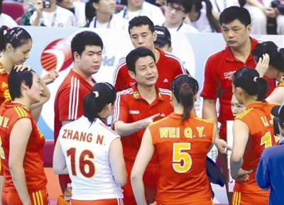 郎平齐名的微笑教练,带领女排神奇夺冠,后来被迫黯然离开女排_陈忠和