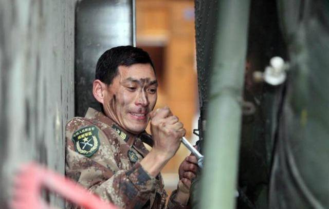原创一个普通士兵凭什么破格留在部队叫板外国专家避免百万损失