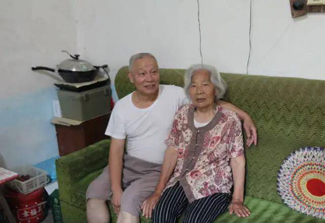 的爱情:丈夫新婚2年上战场,妻子苦等77年,结局催泪_淑英_钟崇鑫_老人