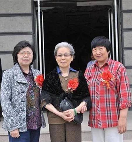 三女儿杨秋华出生在20世纪中叶,18岁当兵的她军旅条件艰苦,但是凭借着