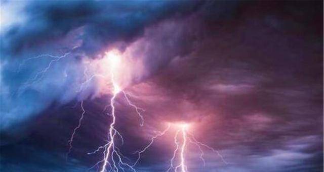 被雷追杀的男人10年被雷劈中3次致全身瘫痪死后墓碑也遭雷劈