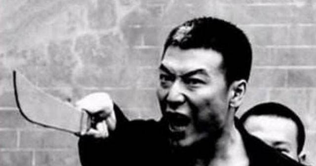 说起香港的黑帮教父就不得不说14k的大佬胡须勇,他在黑道上是一位"神"