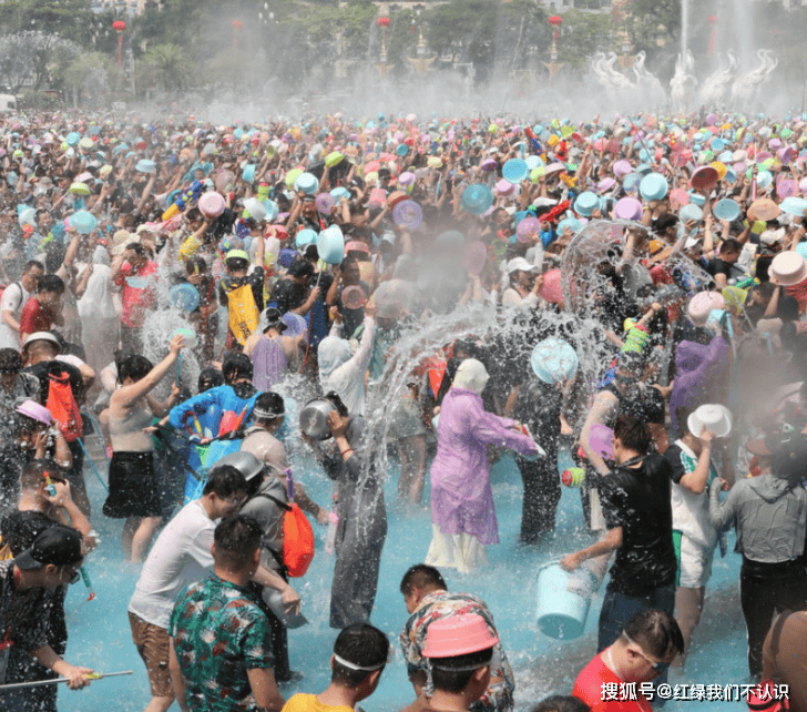 原创2024年4月15日西双版纳傣族泼水节的狂欢盛宴