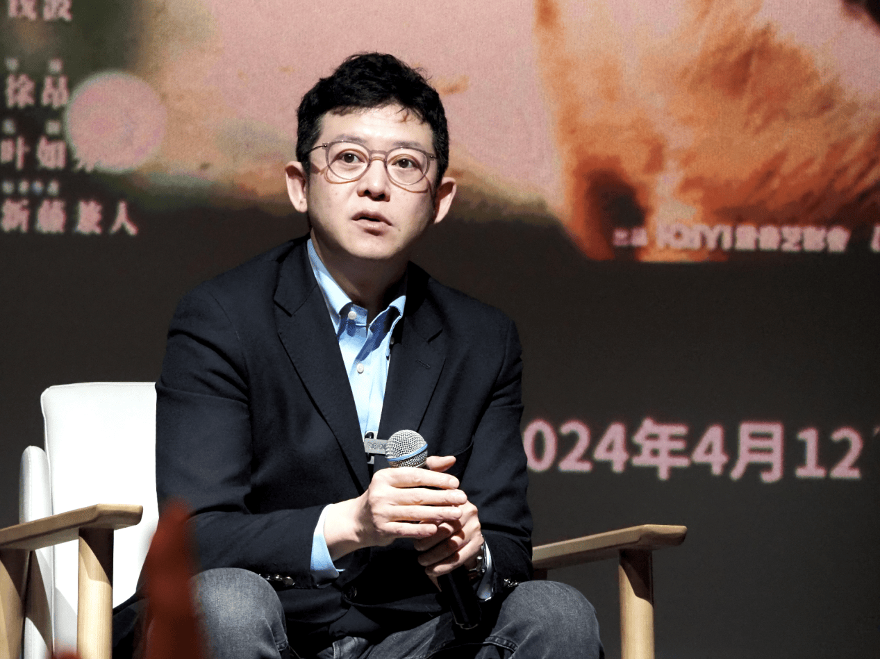 被问到改编这样一个为影迷熟知的动物电影ip是否会面临压力,徐昂导演