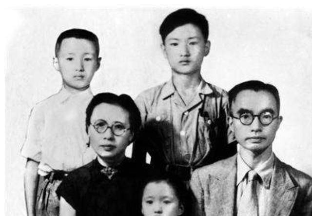 1922年他带着妻子与孩子回家探望父亲,但是朱自清的父亲不允许朱自清