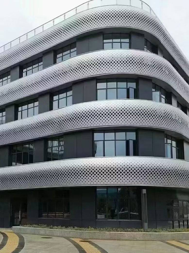 双曲铝单板在光影中闪烁充满理想主义色彩