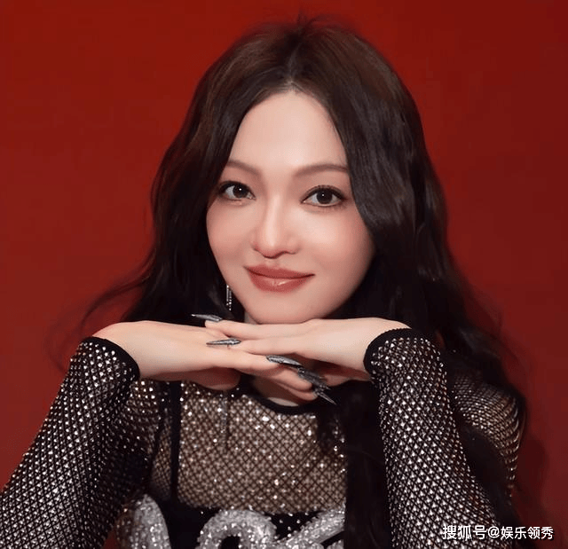 台媒集体围攻张韶涵只因丝袜造型网友怒批无耻炒作