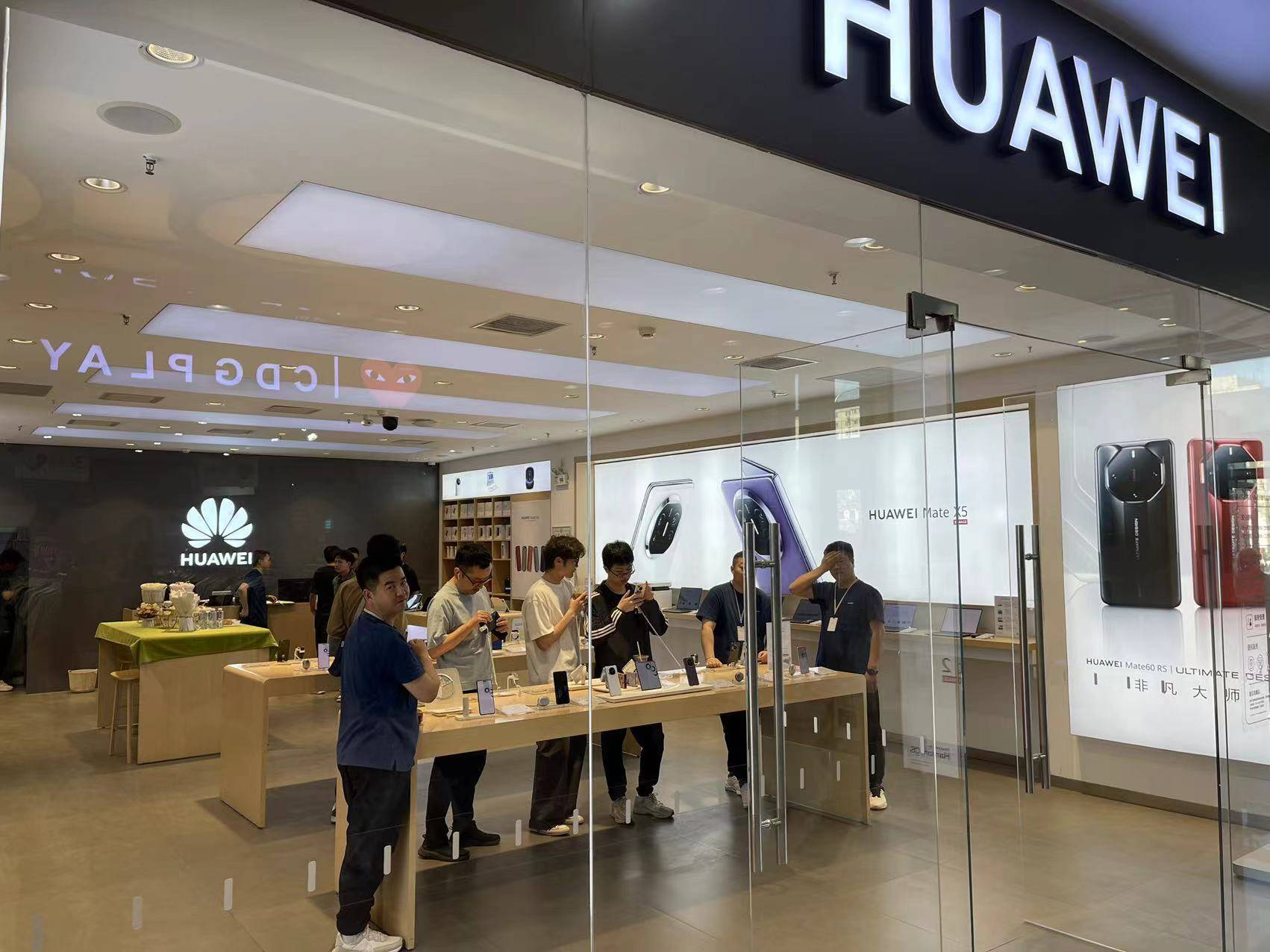 搜狐科技实探华为pura70开售店员称标准版抢手pro版有黄牛加价千元