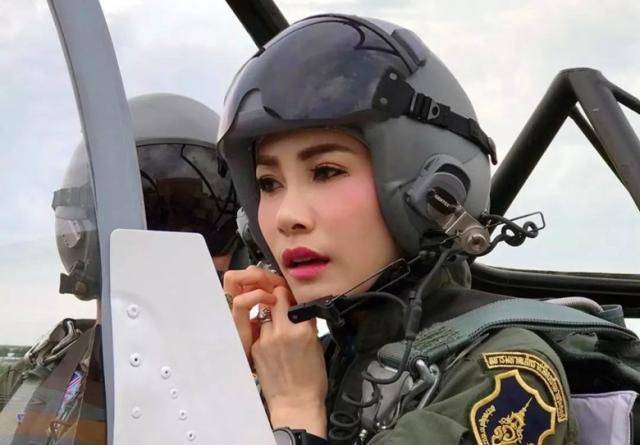 34岁的泰国贵妃诗妮娜写真:被67岁国王宠幸3个月后