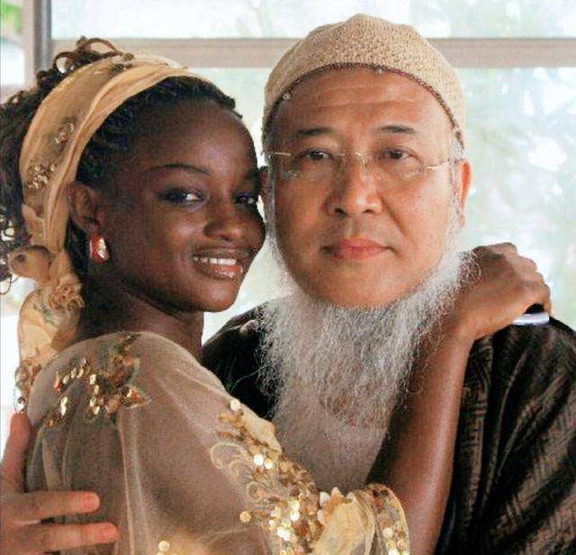 刚刚结婚的时候倒也过得幸福,年龄和身份的差距没有动摇他们的幸福.