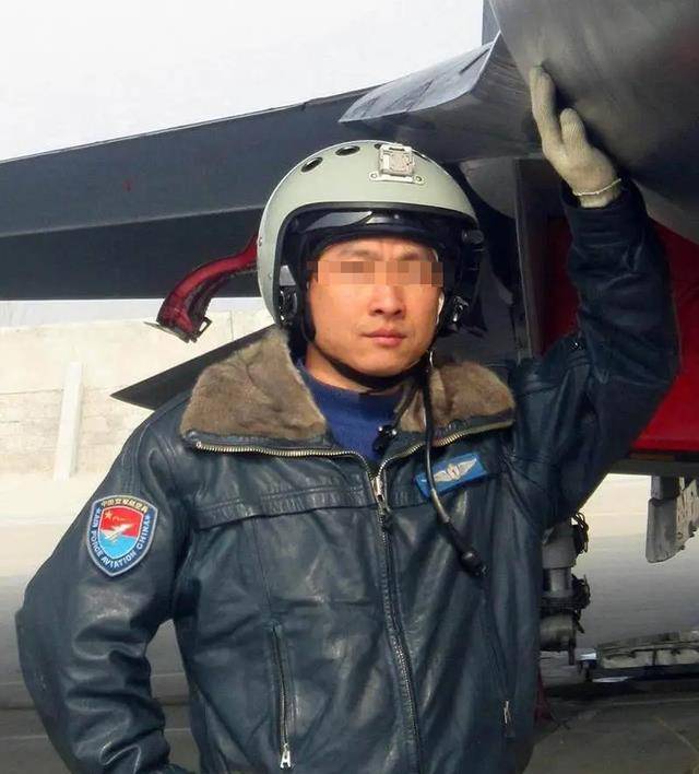 1秒救下4000余人,追悼会补婚礼_飞行员_田文君_空军