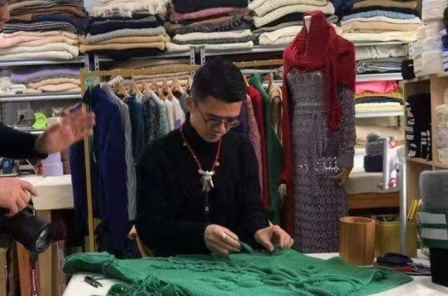 80后广东娘娘腔潘锐彬弃高薪回乡织毛衣带50名村妇创业