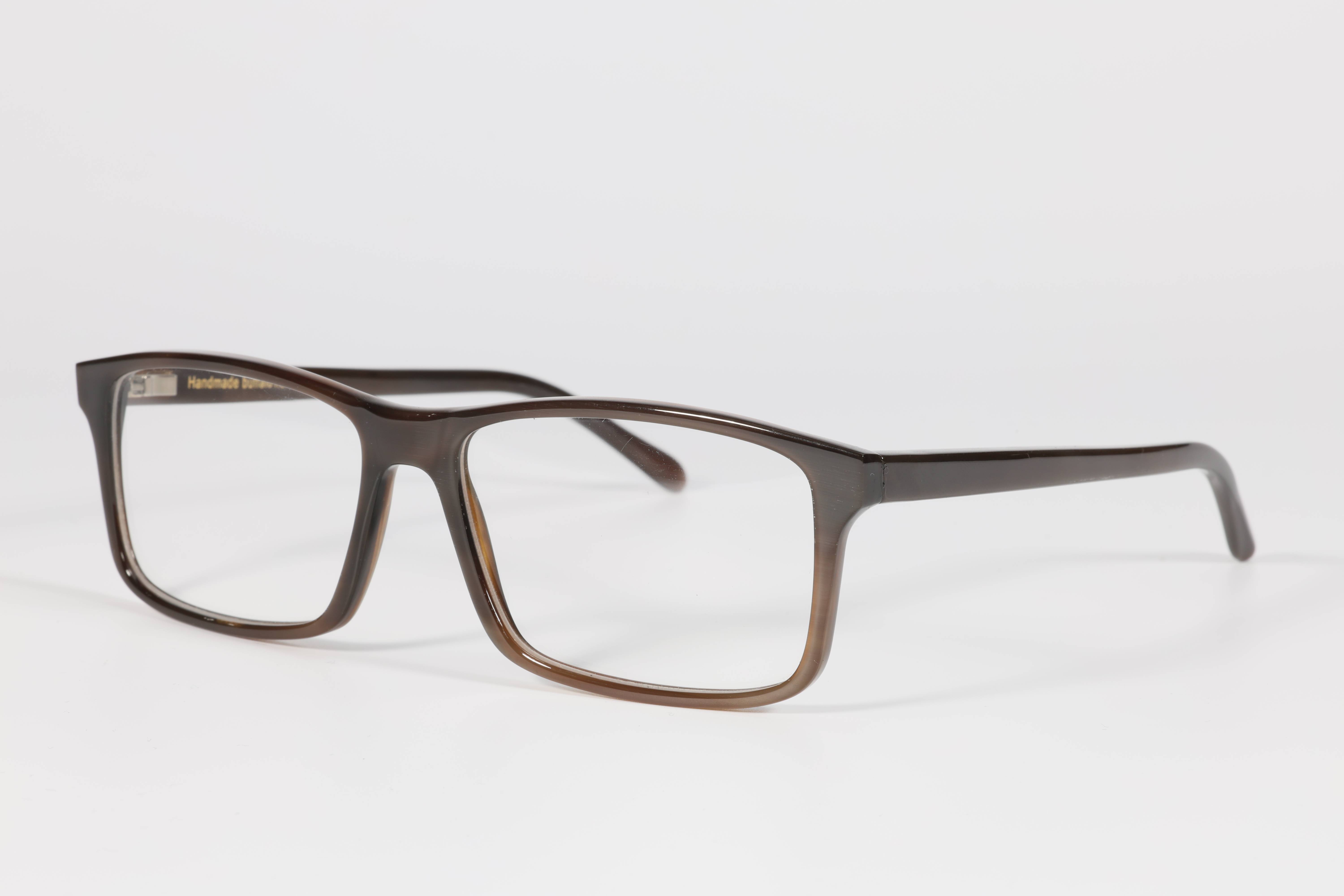 首先大家要知道,对于眼镜这种标准化的产品来说,只要知道我们的视力