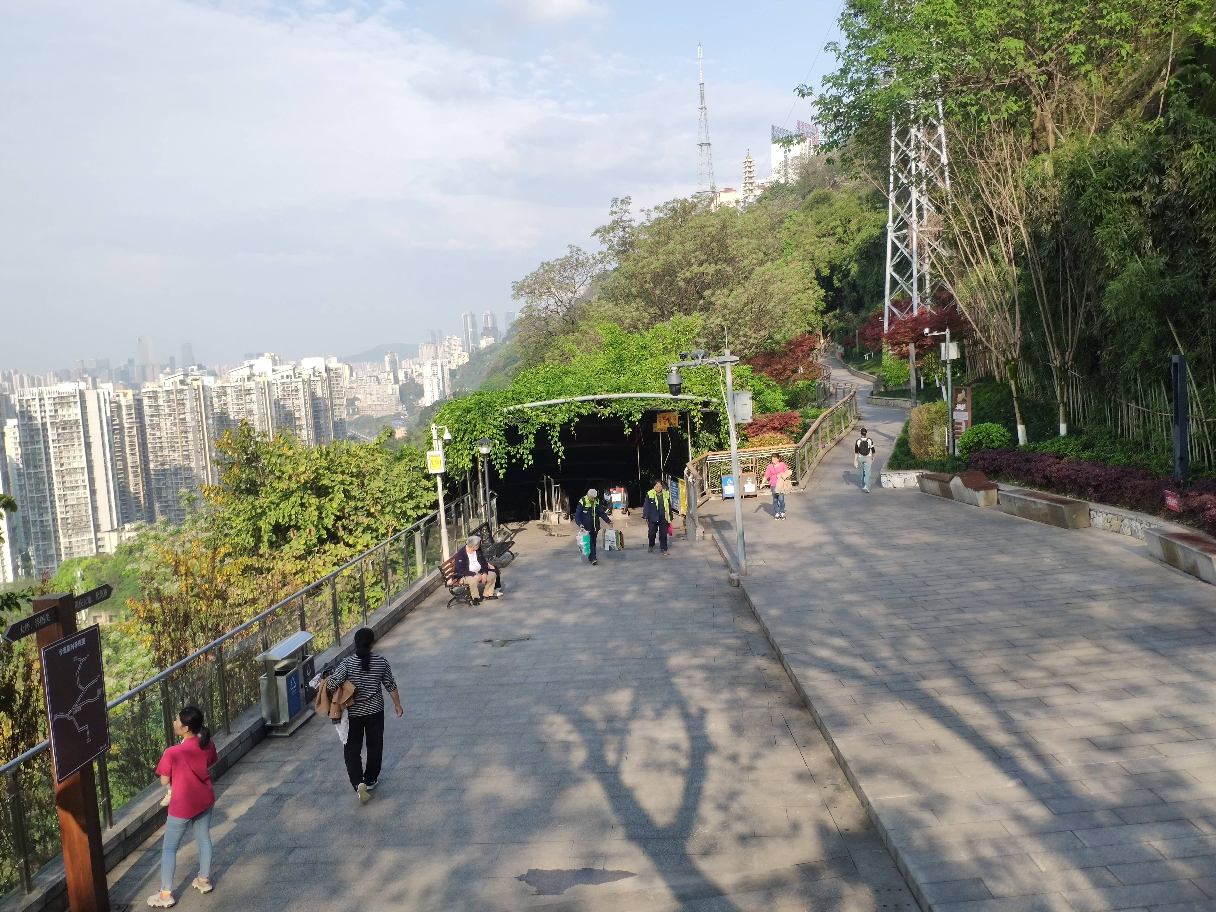 重庆半山崖线步道打造市民慢行交通系统 成休闲观光打卡地