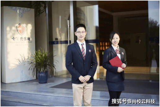 和米色,灰色为主基调,灰色西装和条纹领带,展现一种温文尔雅的气质