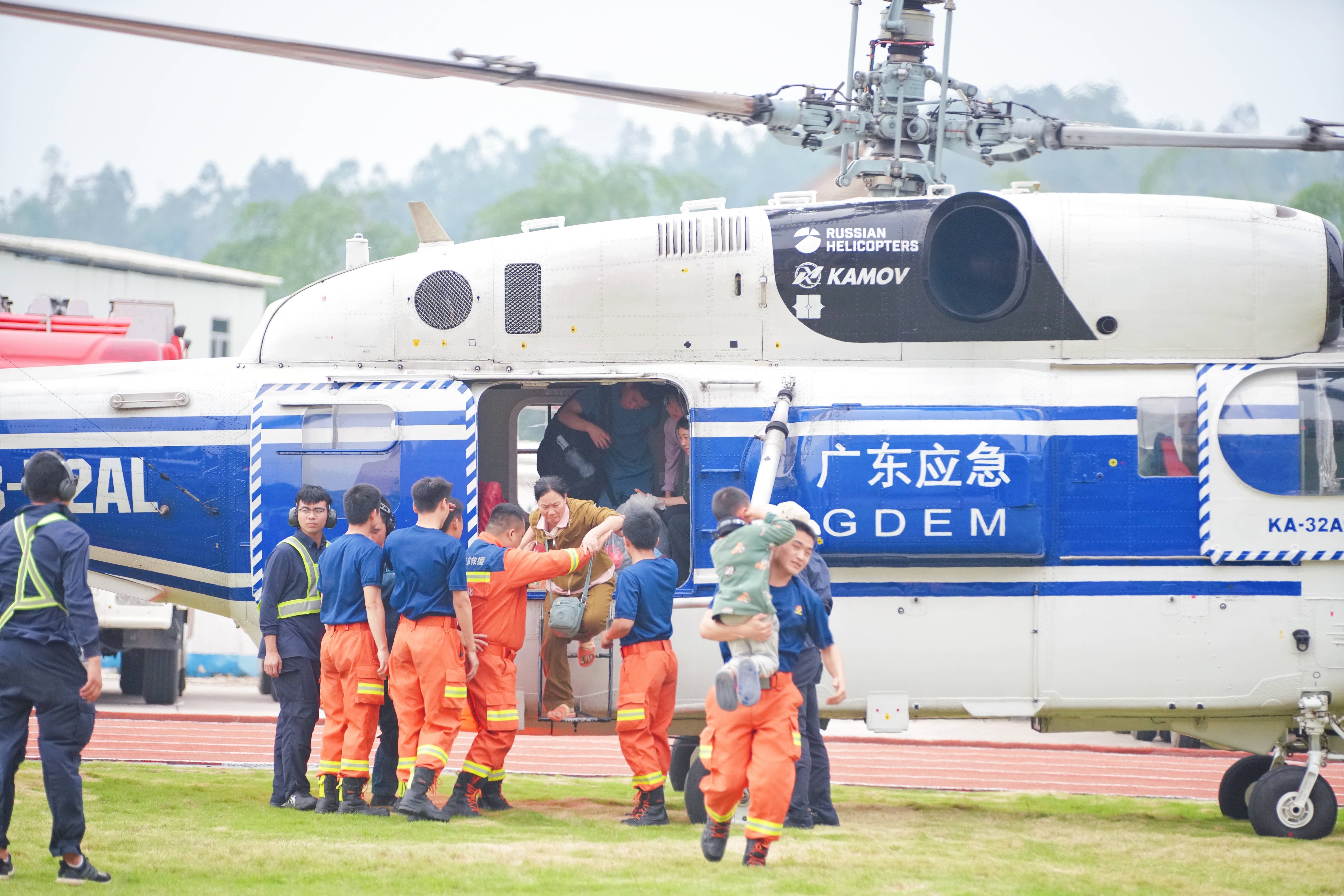 广东省应急管理厅立即开辟了航空救援通道,派遣5架直升机轮流往返江湾