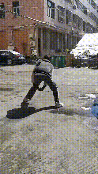 小孩:我可是没惹到你,大人怎么都这样无理取闹了这吃个早餐怎么像渡劫