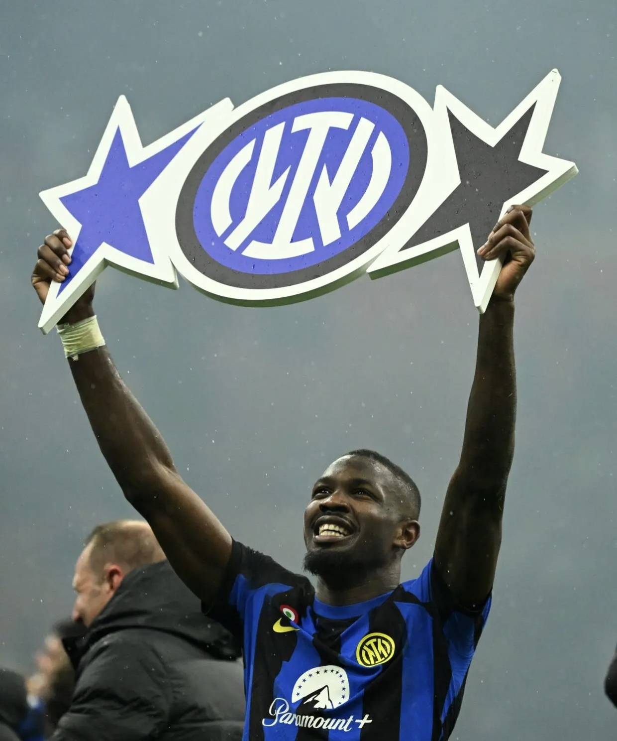 米兰德比 国际米兰客场2比1战胜ac米兰提前五轮夺得意甲冠军