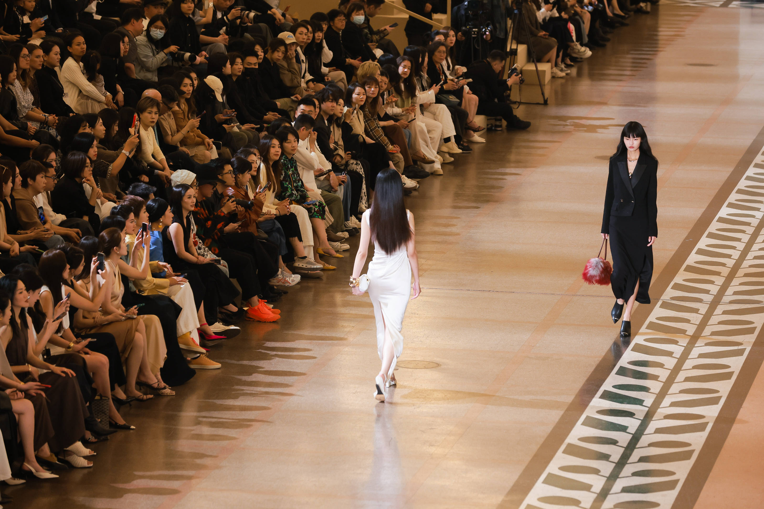 新闻女王佘诗曼出席「portrayals女性绘像」insun恩裳20周年发布秀