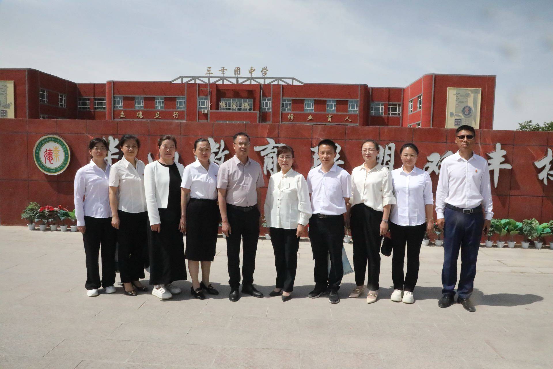 轮台县第二中学赴30团中学开展校际交流活动