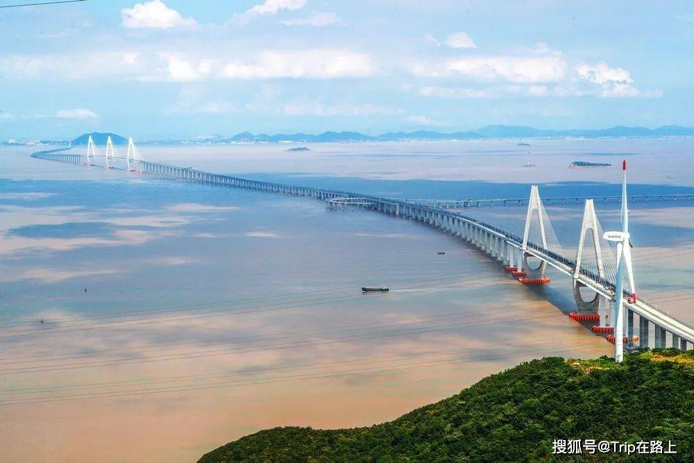 金山航道,漕泾东航道,止于大洋山岛西侧,接上海市规划的东海二桥,并