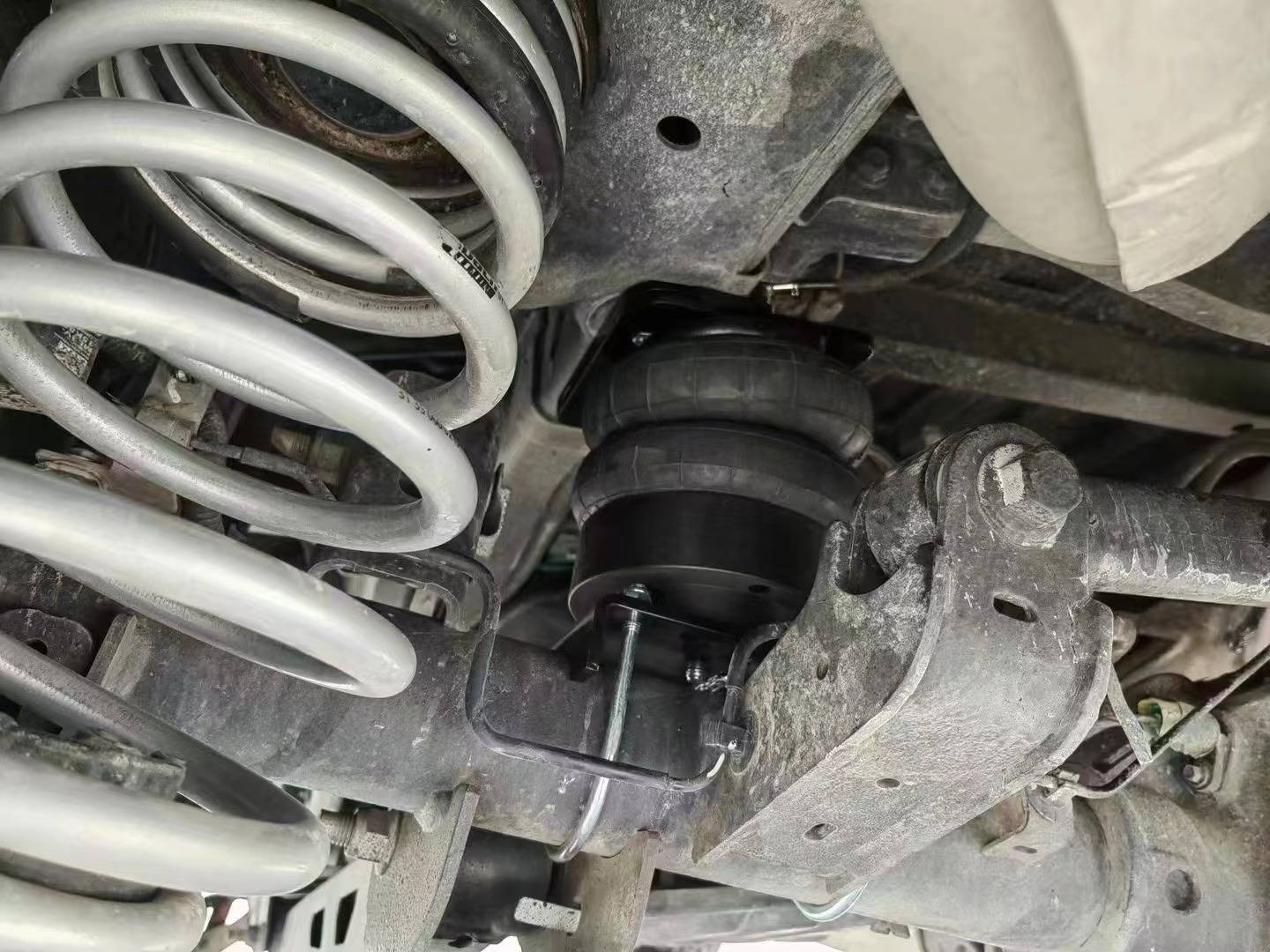 猛禽后弹簧版改装承载辅助气囊加强承载能力