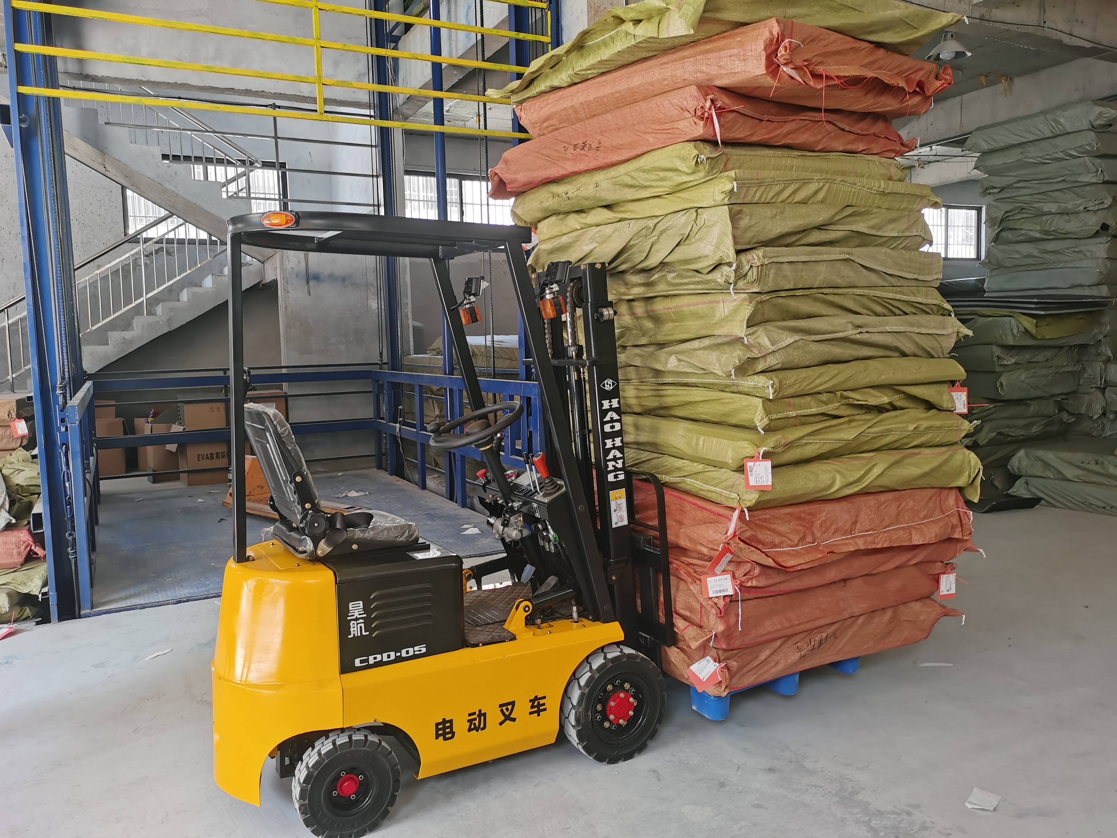 叉车铸造铁配重昊航新款四轮座驾式电动叉车解锁识别昊航新款四轮电动