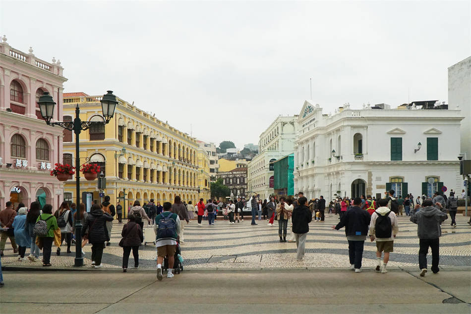 澳门:前地,小方石便道和双向两车道的大马路