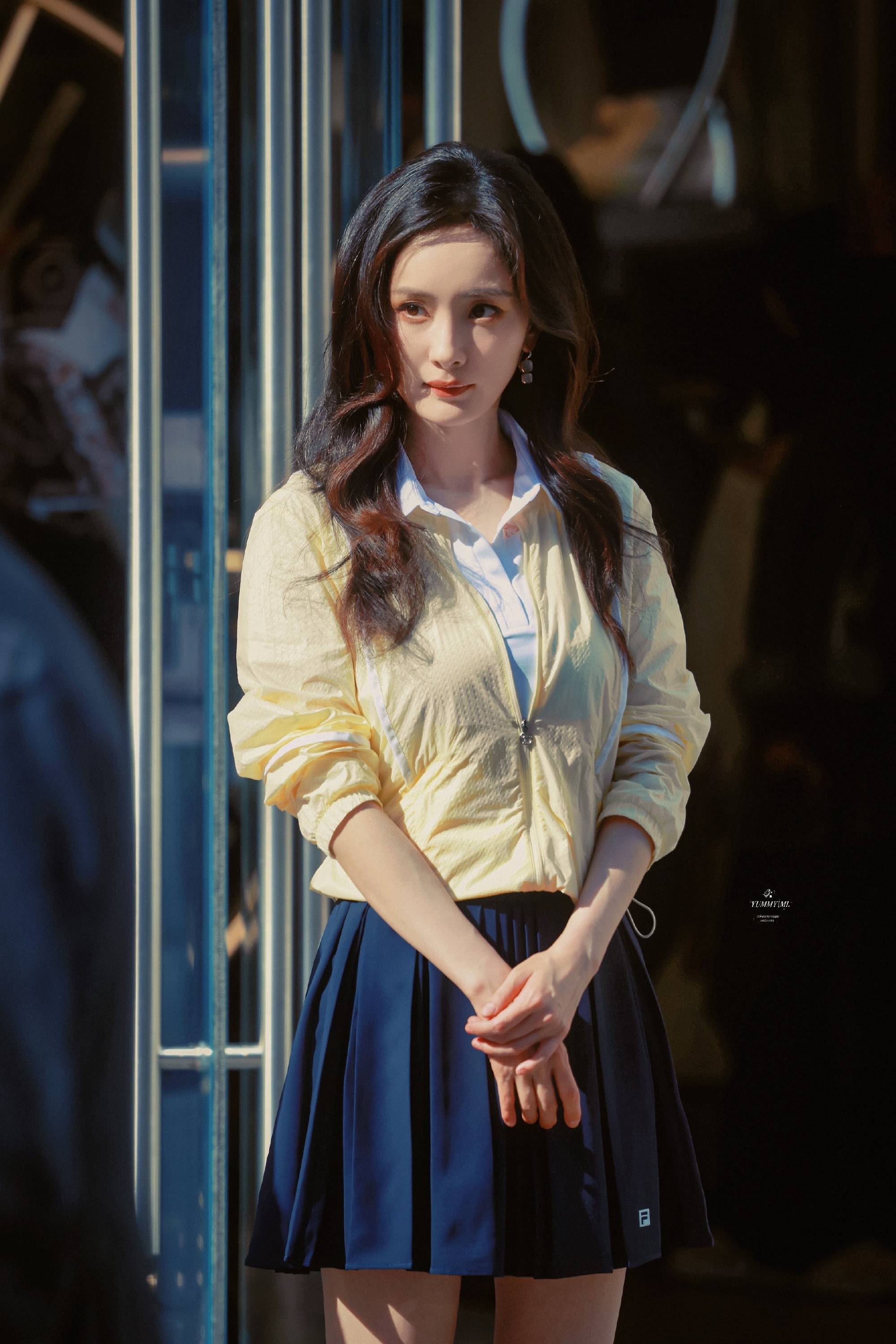 杨幂的藏蓝色短裙:时尚界的新宠儿