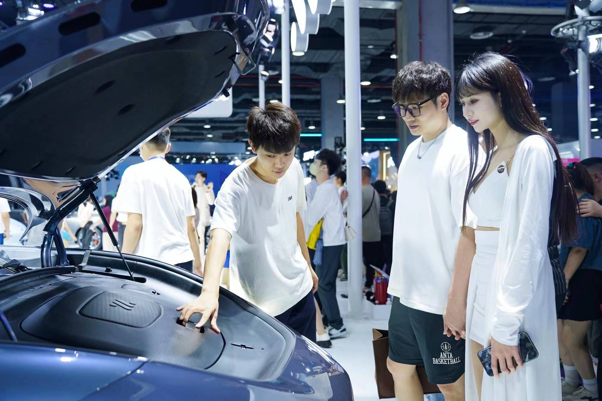 2024广州华南国际车展:智己l6全系搭载"智能生态驾舱系统"imos 3.