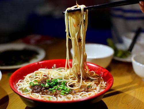 枣阳酸浆面:传统风味再现,独特酸浆汤底,品味正宗枣阳美食