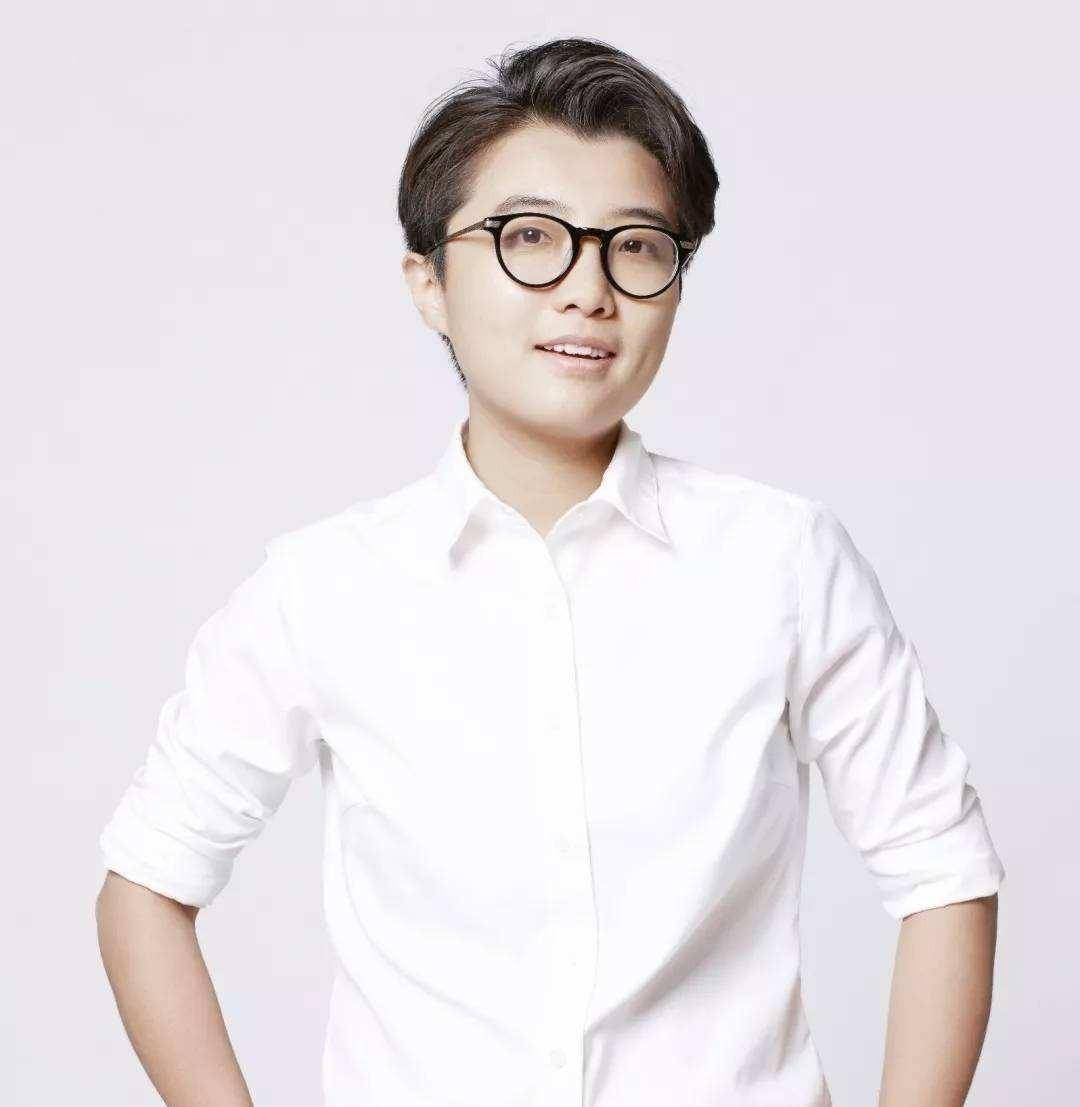 《奇葩说》邱晨遭批后退出娱乐圈:成年人最大的悲哀,是没有底线