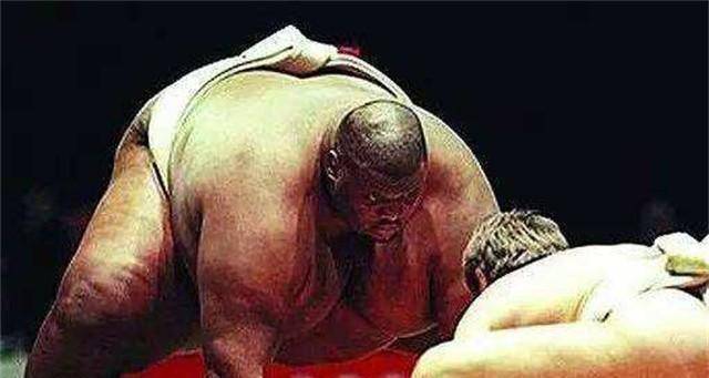 他是800斤相扑之王,身价千万,娶娇妻后一年离世