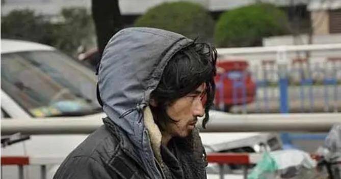 此时的"犀利哥"裹着大衣在天桥底下睡觉,一睁眼就看到一大批人,他们举