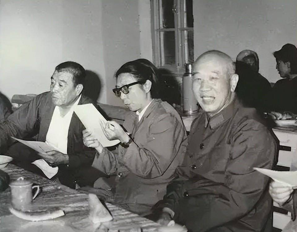 他遭断崖式降职,反映问题不求人,给上级写信,升为大军区副政委