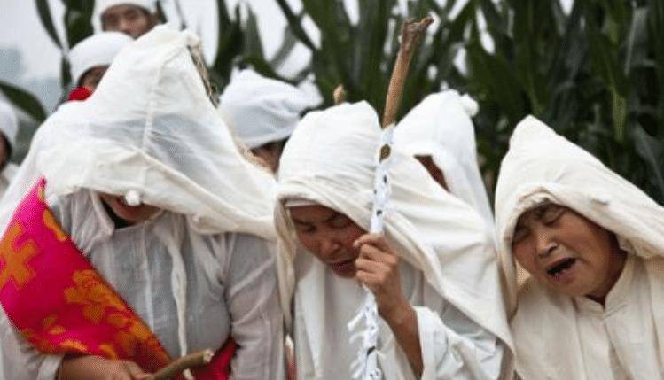 古代人送葬,为什么孝子要在起灵前摔罐子,是迷信还是另有深意?