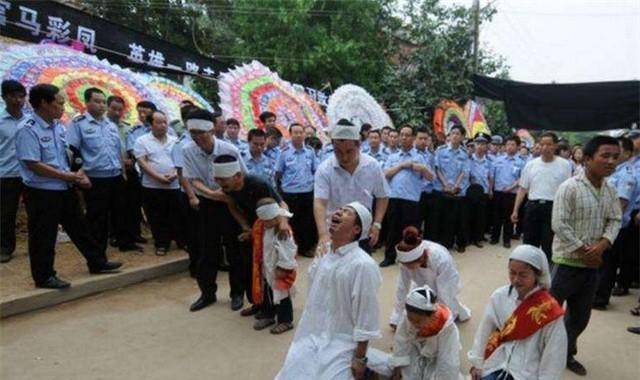 扶风县县委领导,召公镇政府领导以及扶风县公安局的领导悉数出席.