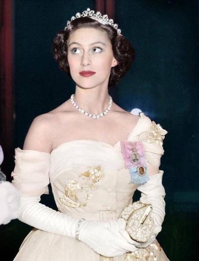 公主的女儿圆脸龅牙,颜值很一般,找男人的眼光却强很多_莎拉_生活